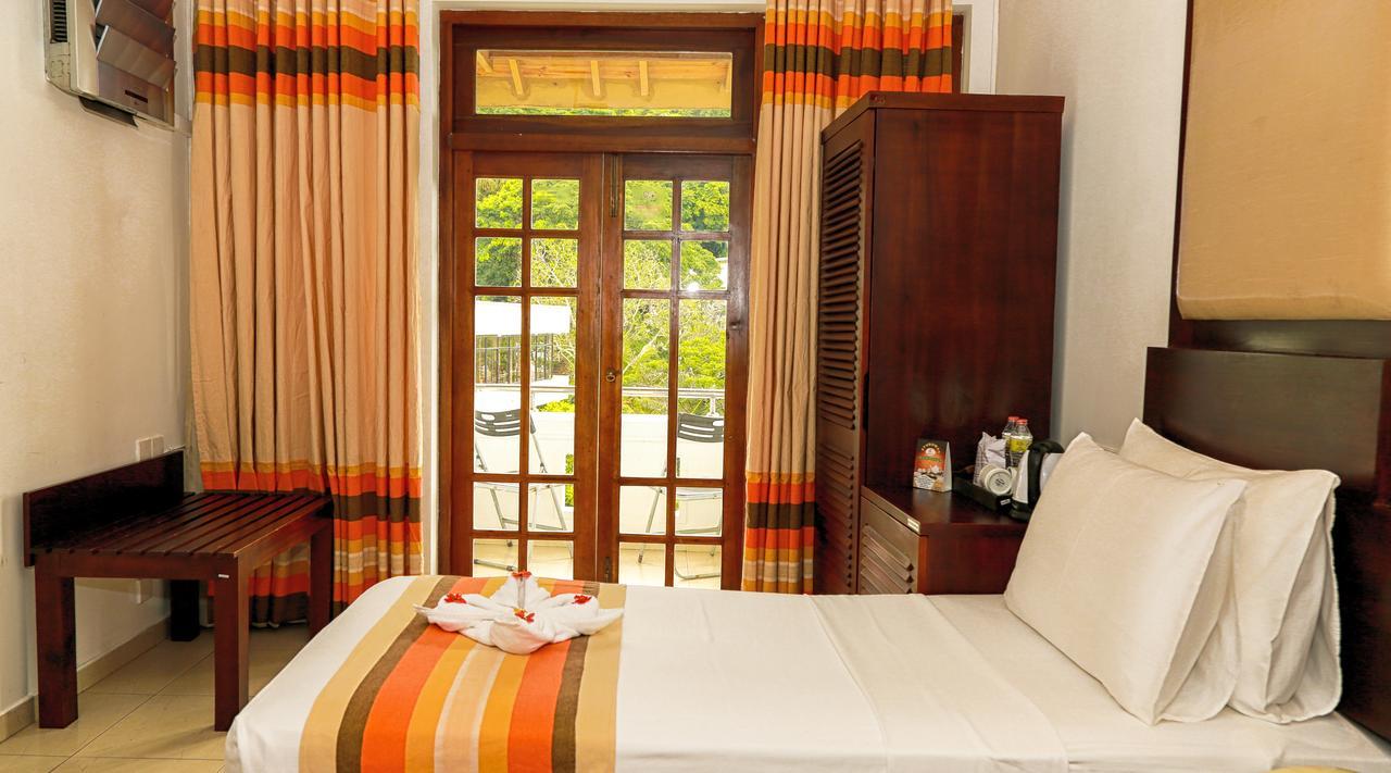 Oak Ray Serene Garden Hotel Kandy Exterior photo