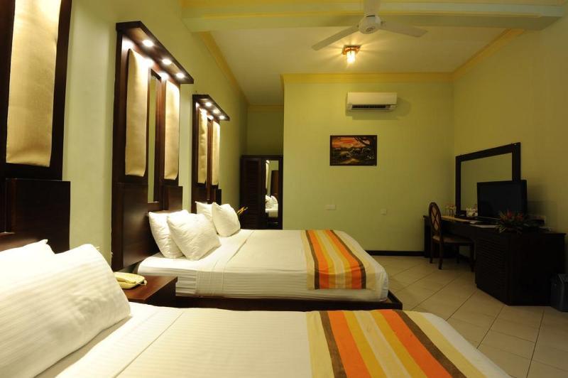 Oak Ray Serene Garden Hotel Kandy Exterior photo