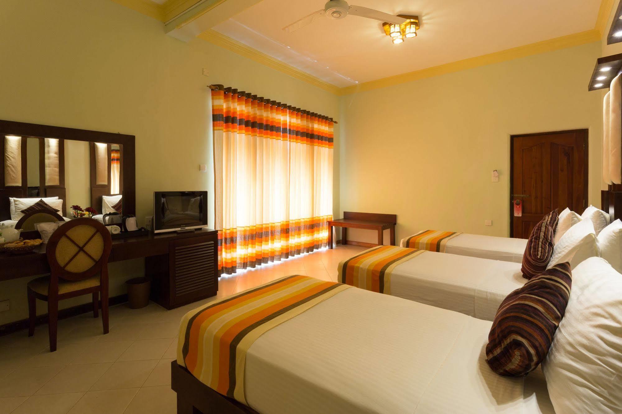 Oak Ray Serene Garden Hotel Kandy Exterior photo